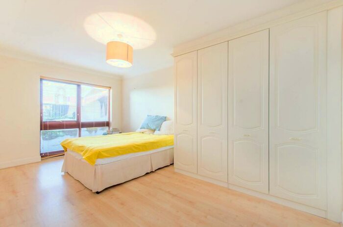 1 Bedroom Flat To Rent In Goodhart Place, Limehouse, London, E14