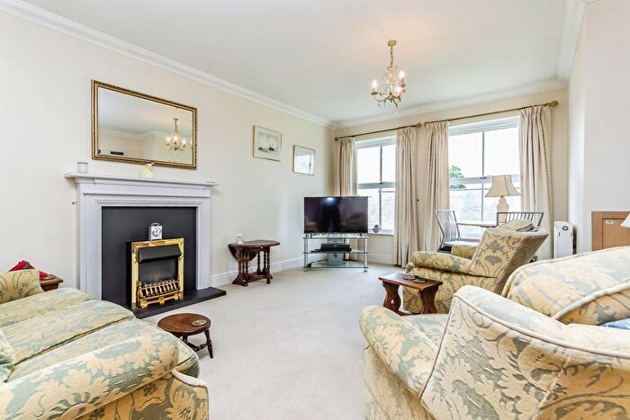 2 Bedroom Flat For Sale In Coldstream Road, Caterham, Surrey, CR3