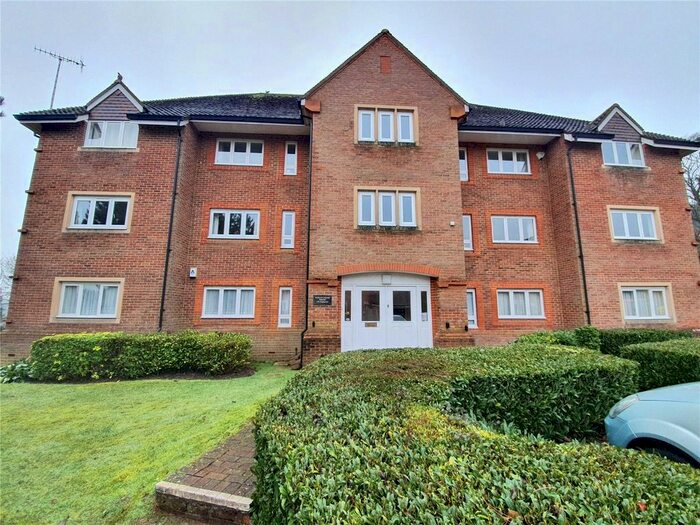 2 Bedroom Flat To Rent In Highacre, Dorking, Surrey, RH4