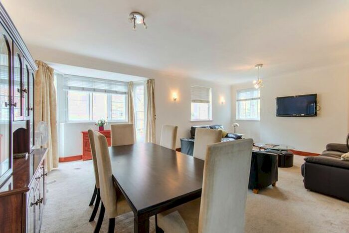 3 Bedroom Flat To Rent In Pembroke Road, South Kensington, London, W8