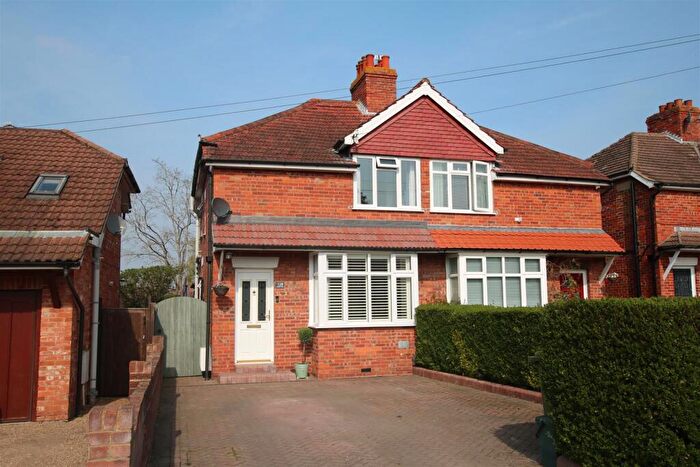 3 Bedroom Semi Detached House For Sale In Cobham Road, Fetcham, KT22