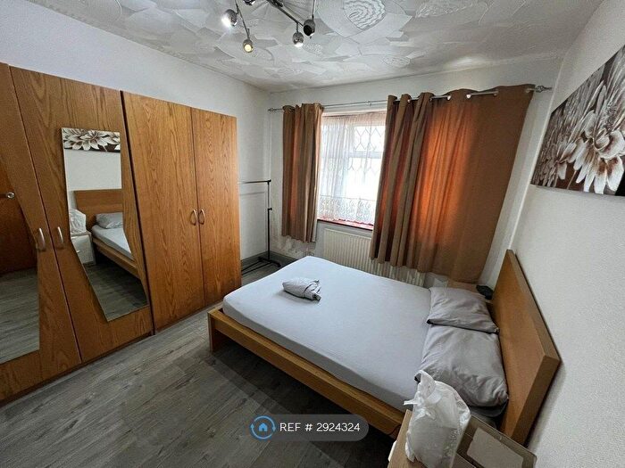 2 Bedroom Flat To Rent In Hampton Road, Ilford, IG1