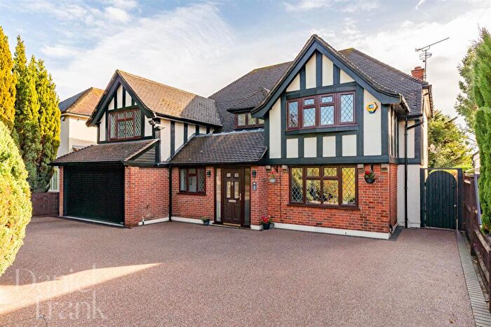 4 Bedroom Detached House For Sale In The Beacons, Loughton, IG10