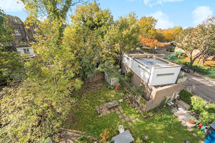 2 Bedroom Apartment To Rent In Avondale Court, London, N7