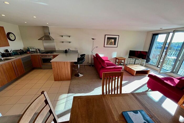 3 Bedroom Flat To Rent In Buckler Court, Holloway, N7