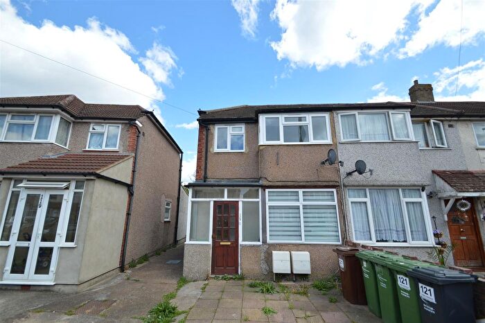 1 Bedroom Flat To Rent In Third Avenue, Dagenham, RM10