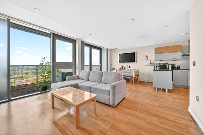 2 Bedroom Penthouse For Sale In Kingsway, Finchley, N12