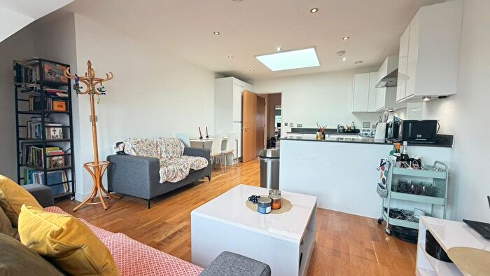 2 Bedroom Flat To Rent In Hanger Lane, London, W5