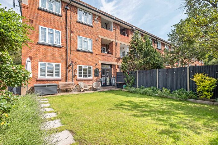 2 Bedroom Flat For Sale In Wilmer Crescent, Kingston Upon Thames, KT2