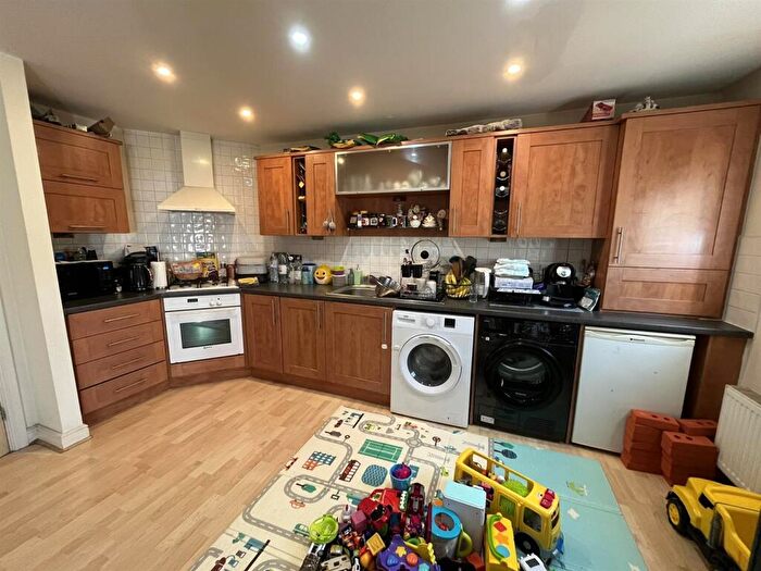 2 Bedroom Flat To Rent In Ladybank Avenue, Fulwood, PR2