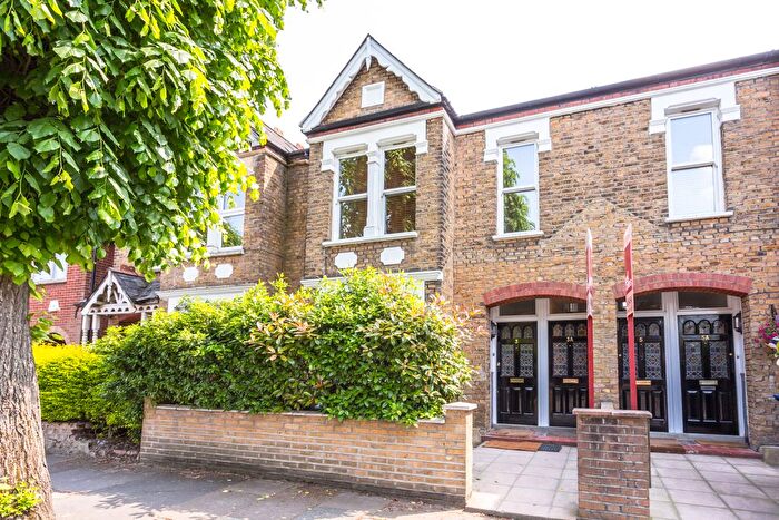 2 Bedroom Maisonette For Sale In Temple Road, London, W5