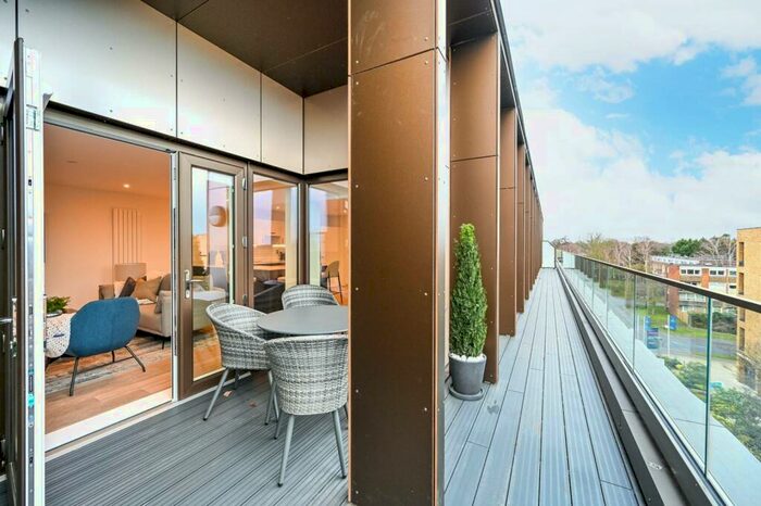 3 Bedroom Flat To Rent In Walton Court, Walton-on-Thames, KT12