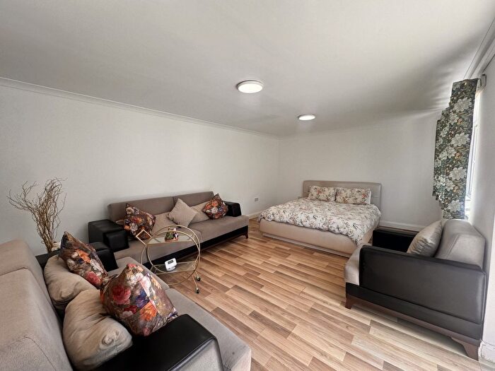 Studio To Rent In Great West Road, Hounslow, Middlesex, TW5