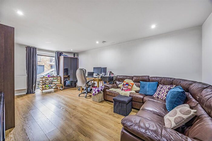 3 Bedroom House For Sale In Dexter Drive, Waterlooville, PO7