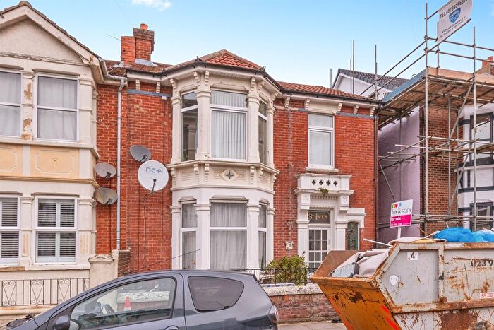 2 Bedroom Flat For Sale In North End Avenue, Portsmouth, PO2
