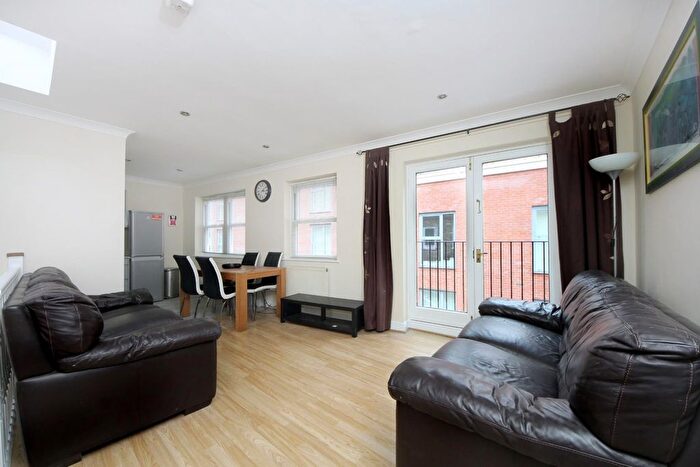 3 Bedroom Mews To Rent In Hoopers Mews, London, W3