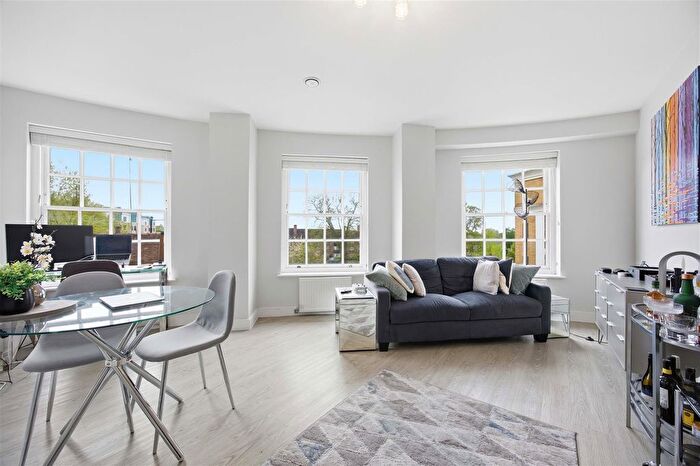 1 Bedroom Flat For Sale In Windsor Street, Uxbridge, UB8