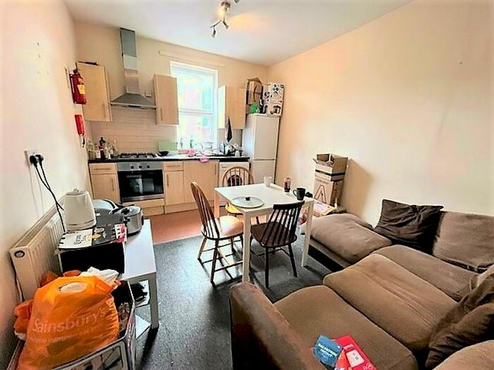 3 Bedroom Flat To Rent In A Bristol Road, Selly Oak, Birmingham, B29