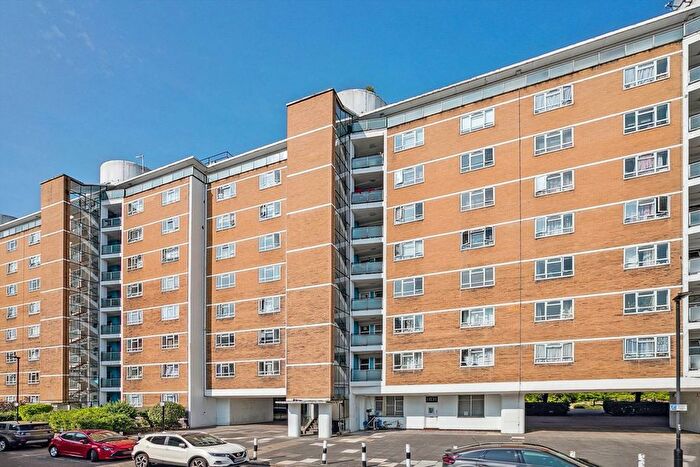 3 Bedroom Flat To Rent In Churchill Gardens, London, SW1V