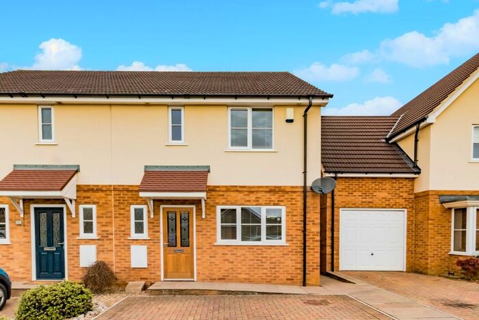 3 Bedroom Semi-Detached House To Rent In Taylor Close, Bicester, OX26