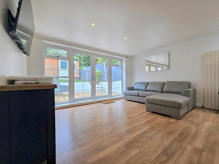 2 Bedroom Flat To Rent In Alexandra Road, London, SW19
