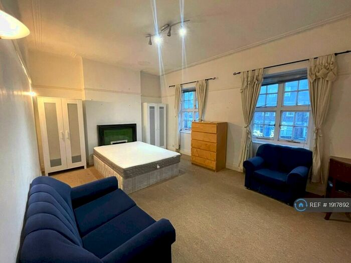 2 Bedroom Flat To Rent In Golders Way, London, NW11