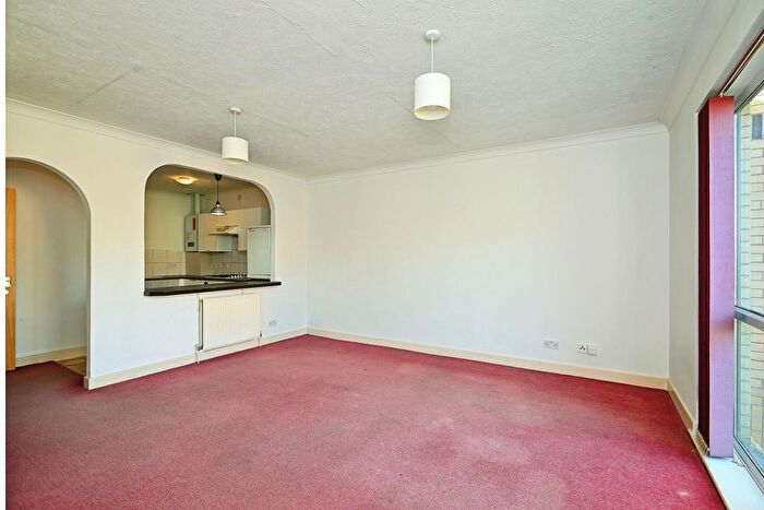 2 Bedroom Flat For Sale In The Mariners, Valetta Way, Rochester, Kent, ME1