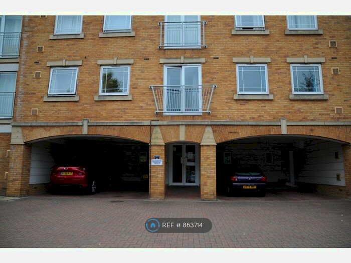 3 Bedroom Flat To Rent In New Stairs, Gillingham, ME4