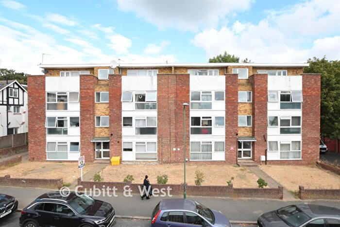 2 Bedroom Flat For Sale In Ross Road, Wallington, Surrey, SM6