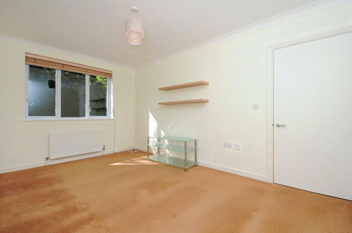 1 Bedroom Flat To Rent In Springbank, Winchmore Hill, London, N21