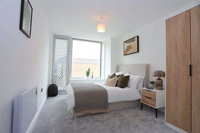 3 Bedroom Flat For Sale In Great Ducie Street, M3 - Photo 3