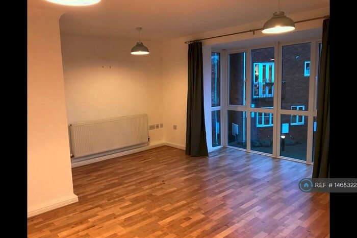 2 Bedroom Flat To Rent In Heron Quay, Bedford, MK40