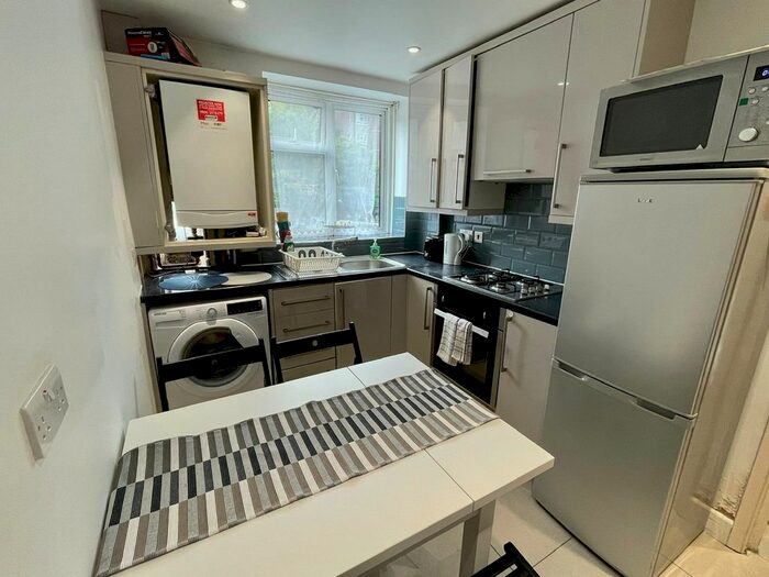 3 Bedroom Flat To Rent In Sidmouth Street, Bloomsbury, Ucl.Uclh, West End, Lse, Kings Cross, Euston, London, WC1H