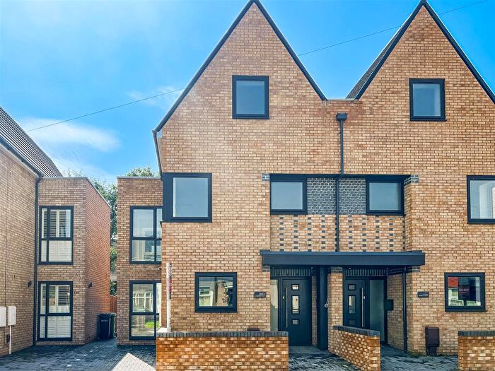 4 Bedroom Semi Detached House To Rent In Compton Road, Portsmouth, PO2