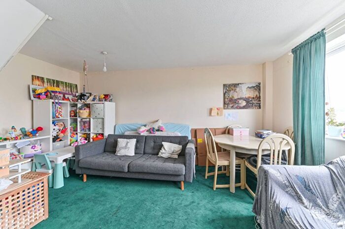 2 Bedroom Flat To Rent In Kintyre Close, Norbury, London, SW16