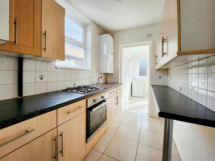 4 Bedroom Property To Rent In Broadwater Road, London, SW17