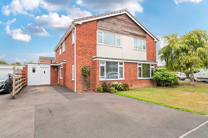 3 Bedroom Semi-Detached House For Sale In Scafell Close, Taunton, TA1