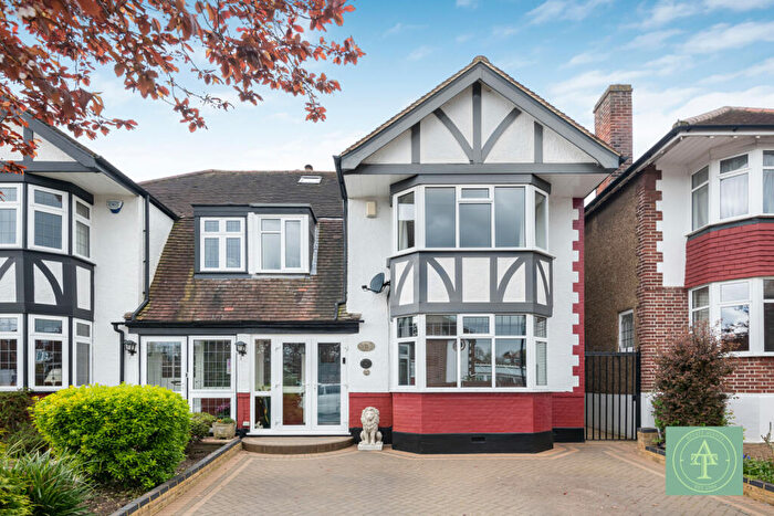 4 Bedroom Semi Detached House For Sale In The Birches, Winchmore Hill, London, N21