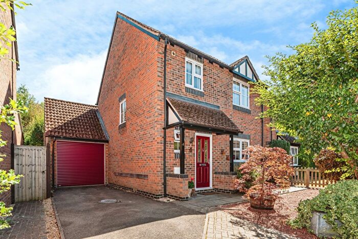 3 Bedroom Detached House For Sale In Reubens Crescent, Tadley, Hampshire, RG26