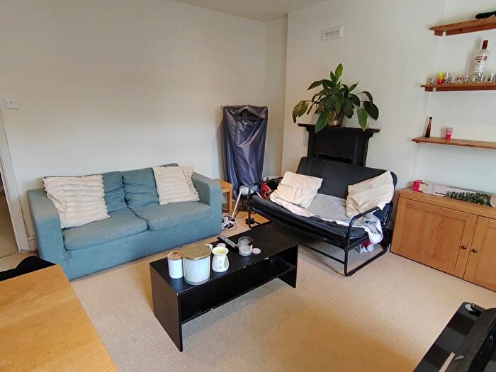 2 Bedroom Flat To Rent In Brondesbury Villas, Willesden, NW6