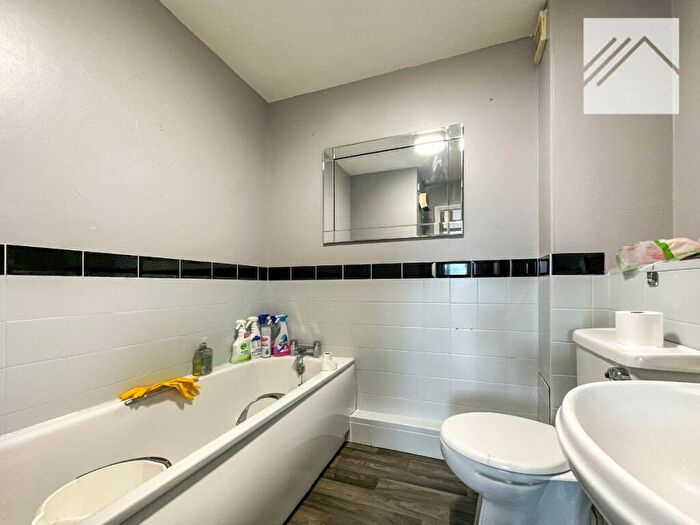 2 Bedroom Apartment To Rent In Flat, Oakwood Court, Arterial Road, Leigh-on-Sea, SS9