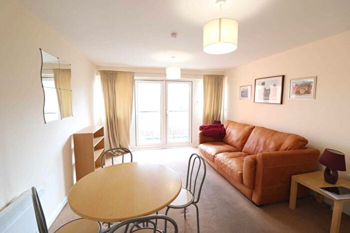2 Bedroom Flat To Rent In Hawkes Close, Slough, SL3