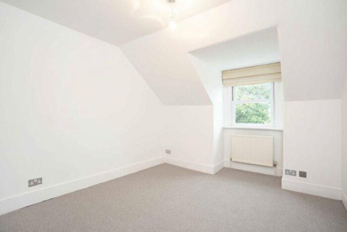2 Bedroom Flat For Sale In Halford Road, Richmond, TW10