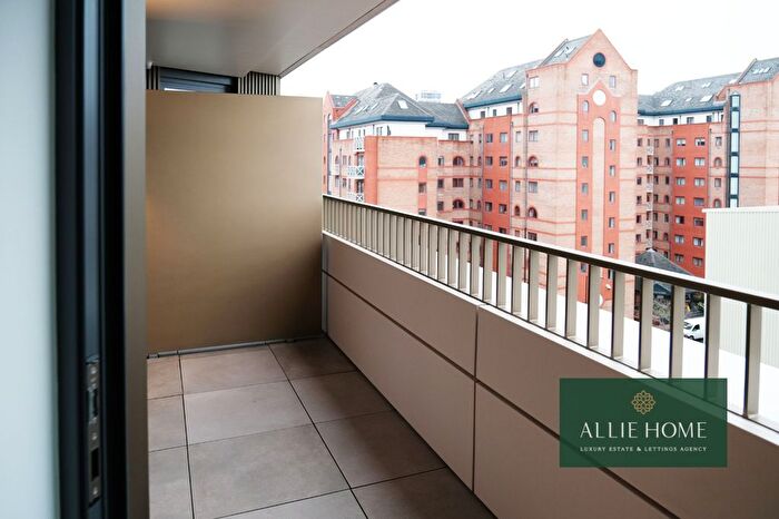 2 Bedroom Flat For Sale In William Morris Way, London, SW6