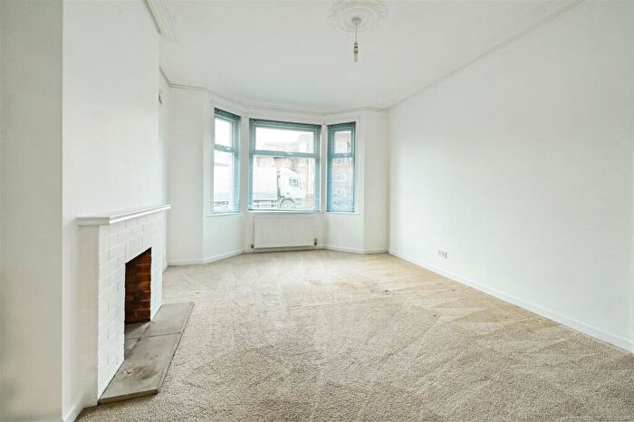 1 Bedroom Flat For Sale In Charles Street, Petersfield, GU32
