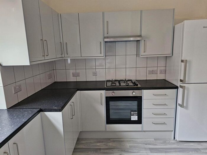 3 Bedroom Flat To Rent In Hale Lane, Edgware, HA8