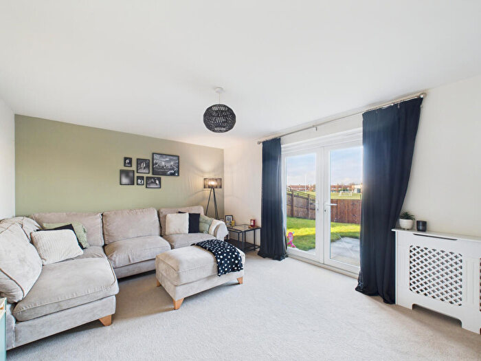 3 Bedroom Semi-Detached House For Sale In Waudby Way, Hull, HU9