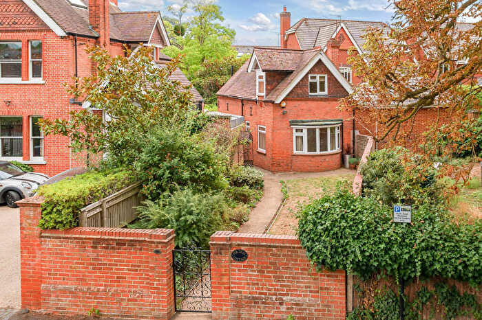 2 Bedroom Detached House For Sale In Bolton Avenue, Windsor, SL4