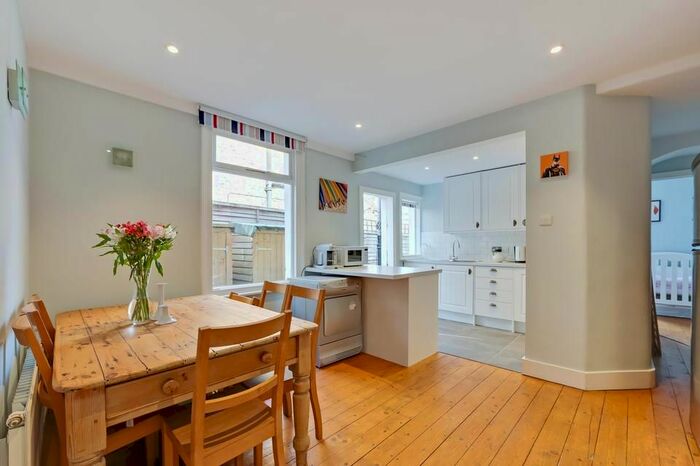 2 Bedroom Flat To Rent In Moring Road, London SW17