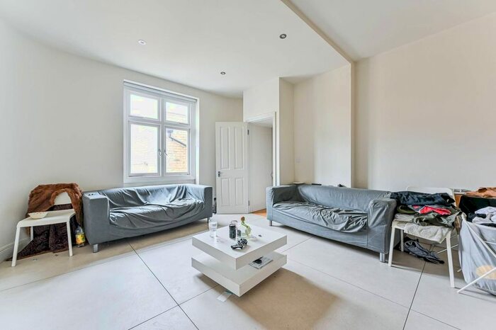 2 Bedroom Maisonette To Rent In Brixton Road, Brixton, London, SW9